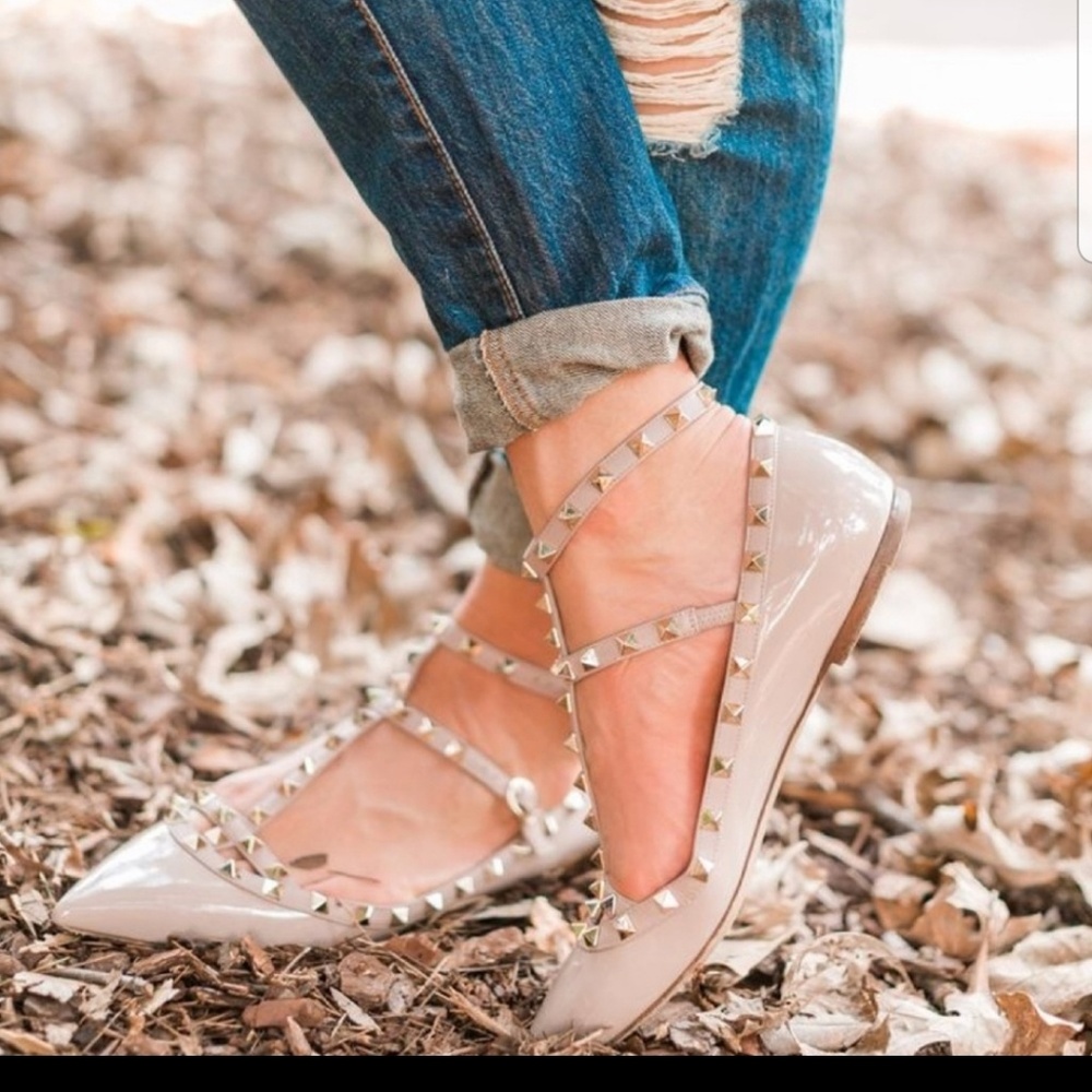 Betsey Johnson Betseyville nude stud flats size 7